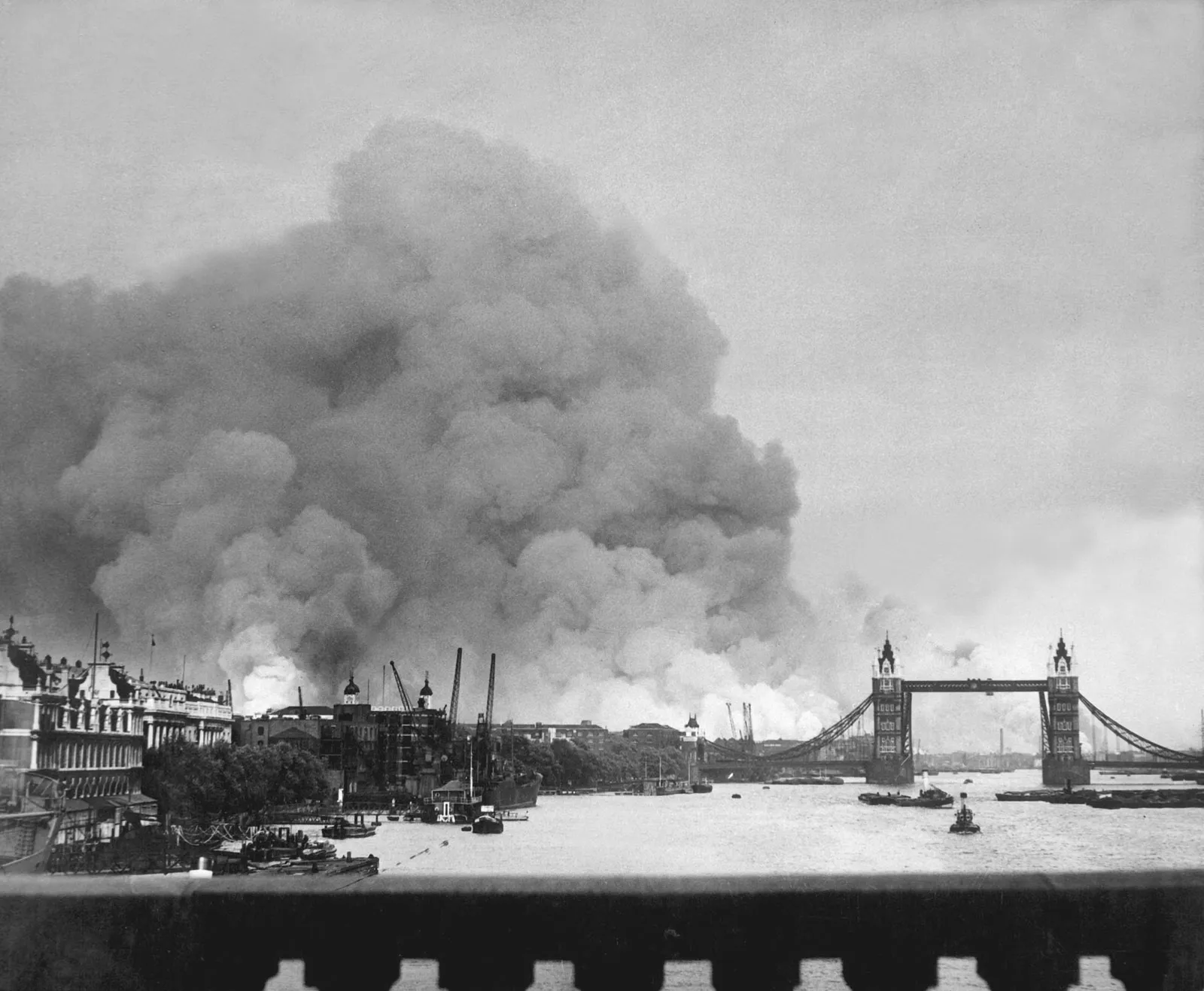 Smoke air raid London Docklands capital British Sept 7 1940